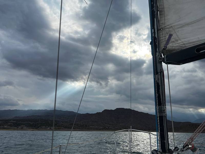 Cubierta del velero con el cielo cargado sobre el lago