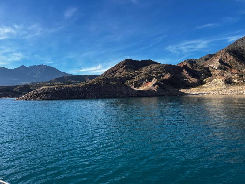 Las aguas del embalse de Potrerillos