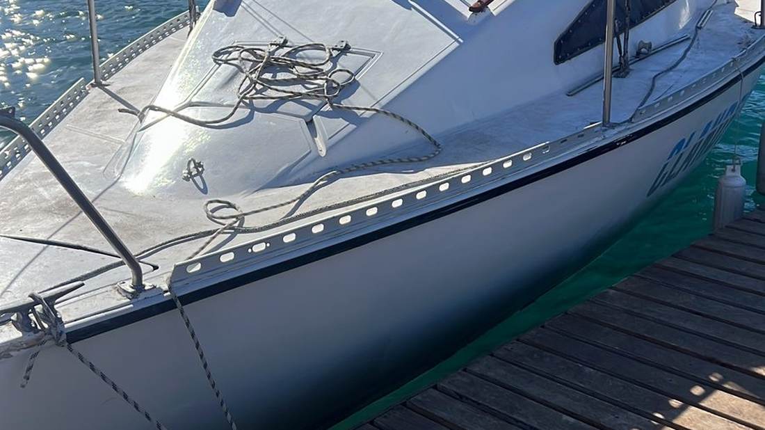 El velero amarrado en el muelle, listo para zarpar